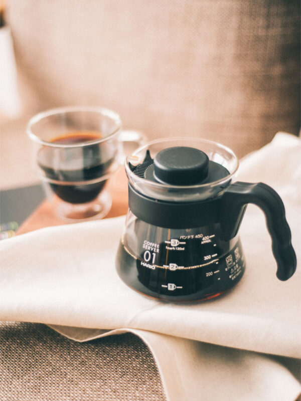 hario-v60-01-coffee-server-450ml-15oz-20c1d2-hario_vcs-01b_v60-coffee-server_black_in-use_4 HARIO V60-01 Coffee Server (450ml/15oz)