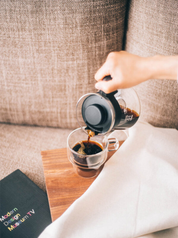 hario-v60-01-coffee-server-450ml-15oz-83cf58-hario_vcs-01b_v60-coffee-server_black_in-use_2 HARIO V60-01 Coffee Server (450ml/15oz)