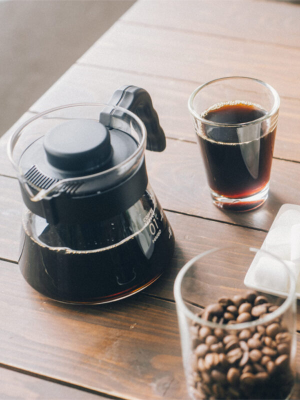 hario-v60-01-coffee-server-450ml-15oz-b1330b-hario_vcs-01b_v60-coffee-server_black_in-use_1 HARIO V60-01 Coffee Server (450ml/15oz)