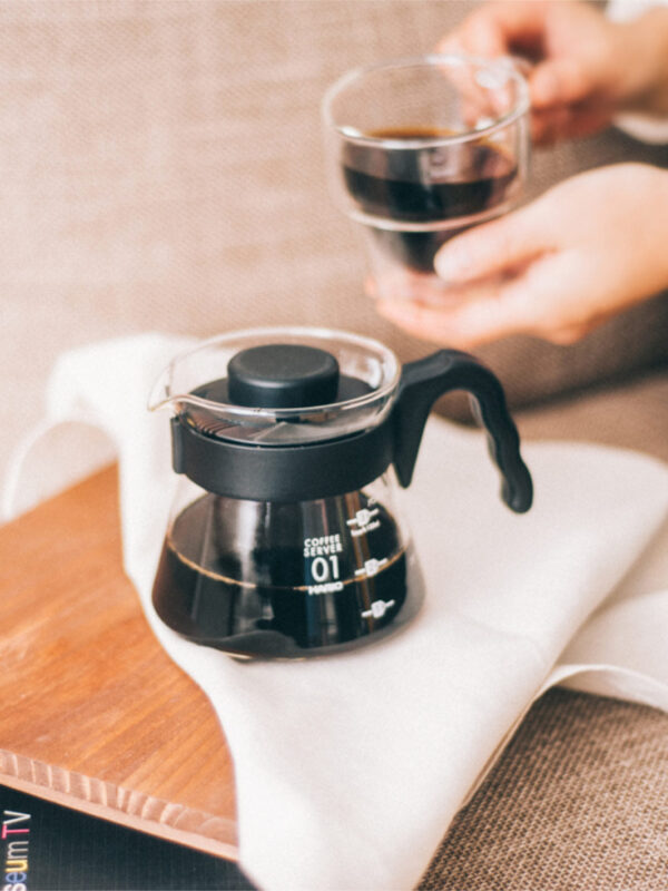 hario-v60-01-coffee-server-450ml-15oz-e2ece4-hario_vcs-01b_v60-coffee-server_black_in-use_3 HARIO V60-01 Coffee Server (450ml/15oz)